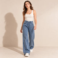 Jean large bleu délavé à strass porté en marche