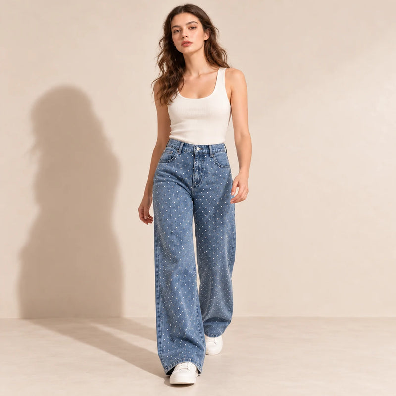 Jean large bleu délavé à strass porté en marche
