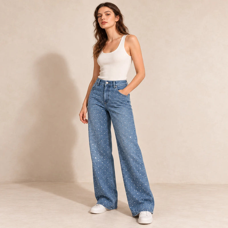 Jean large bleu délavé à strass, vue de trois quarts