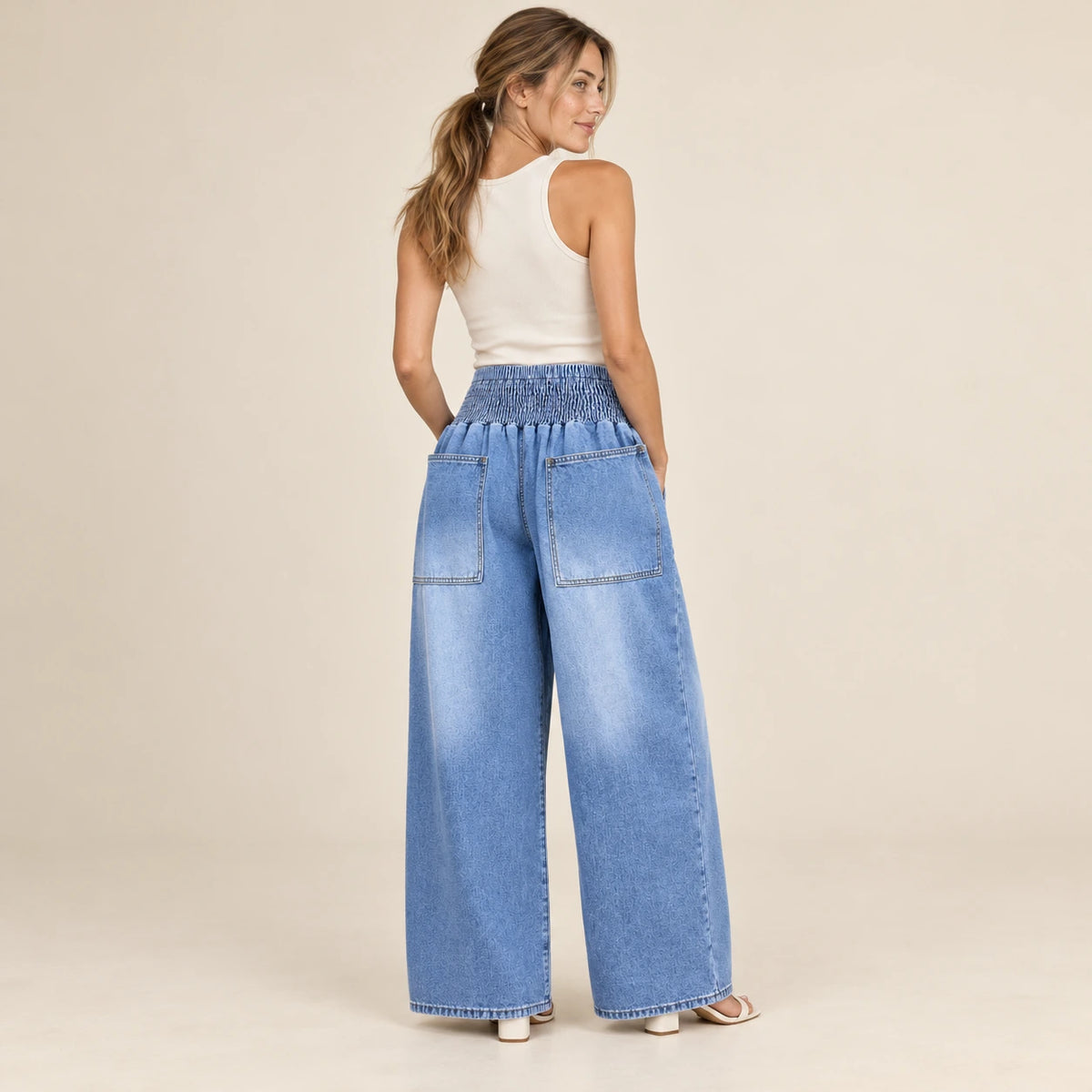 Jean large bleu à taille élastique et grandes poches arrière, vue de dos