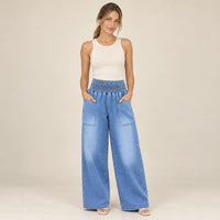 Jean large bleu à taille élastique et grandes poches plaquées, vue de face