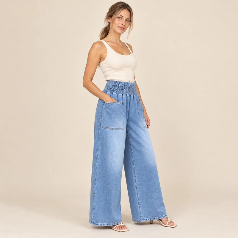 Jean large bleu à taille élastique et grandes poches plaquées, vue trois quarts