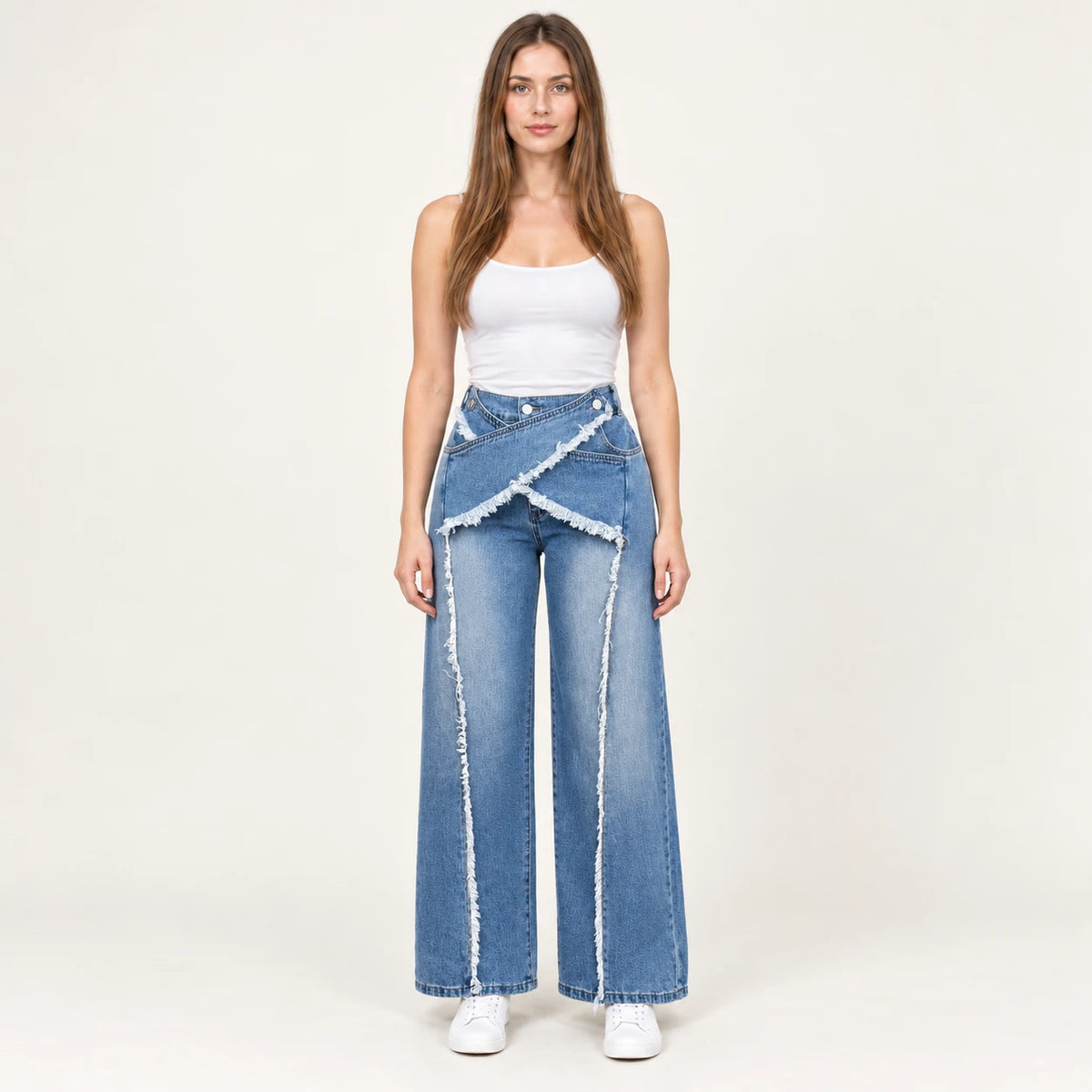 Jean large bleu à taille haute et empiècement croisé effiloché, vue de face
