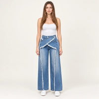 Jean large bleu à taille haute et empiècement croisé effiloché, vue de face