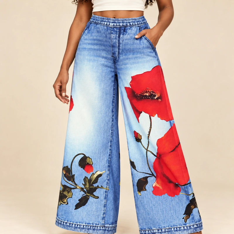 Détail du jean bleu : taille élastiquée et imprimé floral rouge