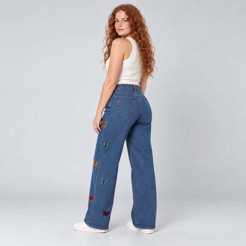 Vue arriére du jean large bleu à broderies papillons sur les jambes