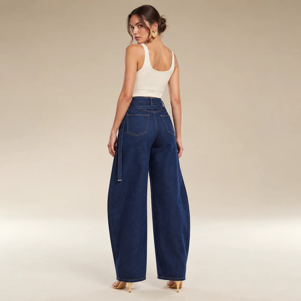Jean large bleu foncé à lien de taille intégré, vue de face sur mannequin