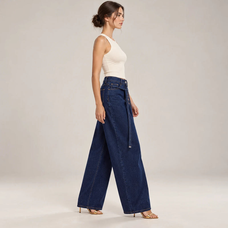 Jean large bleu foncé à lien intégré porté de trois quarts