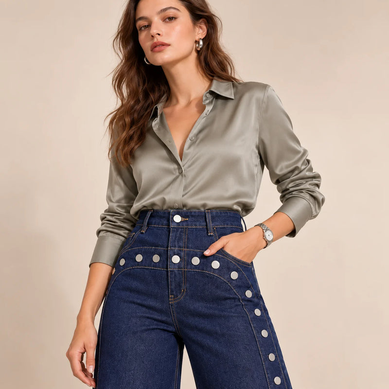 Détail de la taille haute et des rivets argentés en courbe sur le jean