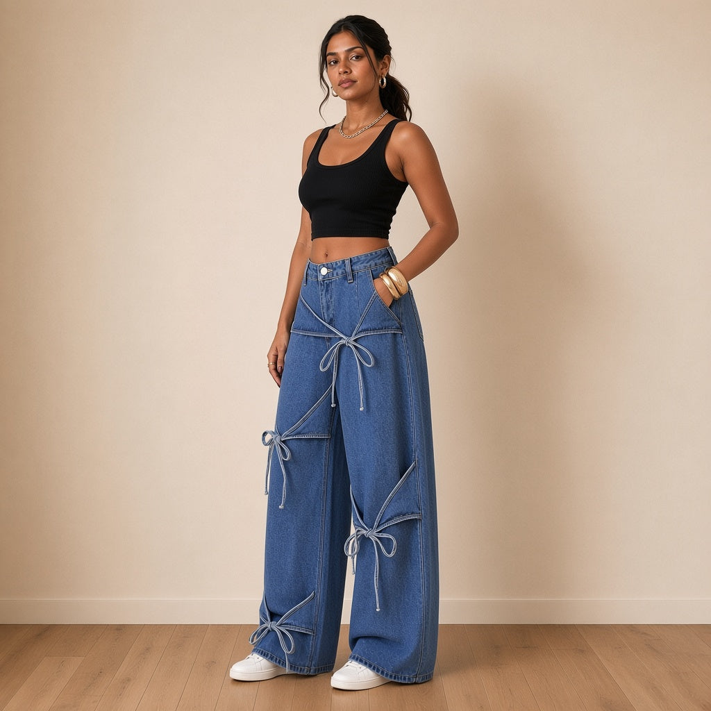Jean large bleu à nœuds, vue de trois-quarts main en poche – SAKIWÉ