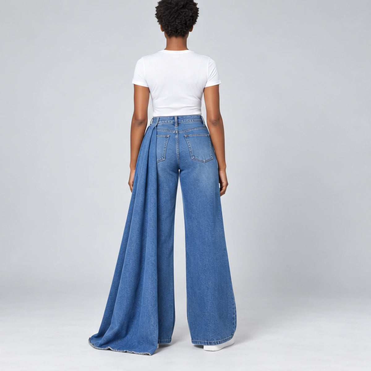 Jean large bleu à jambes larges et panneau drapé, vue arrière portée