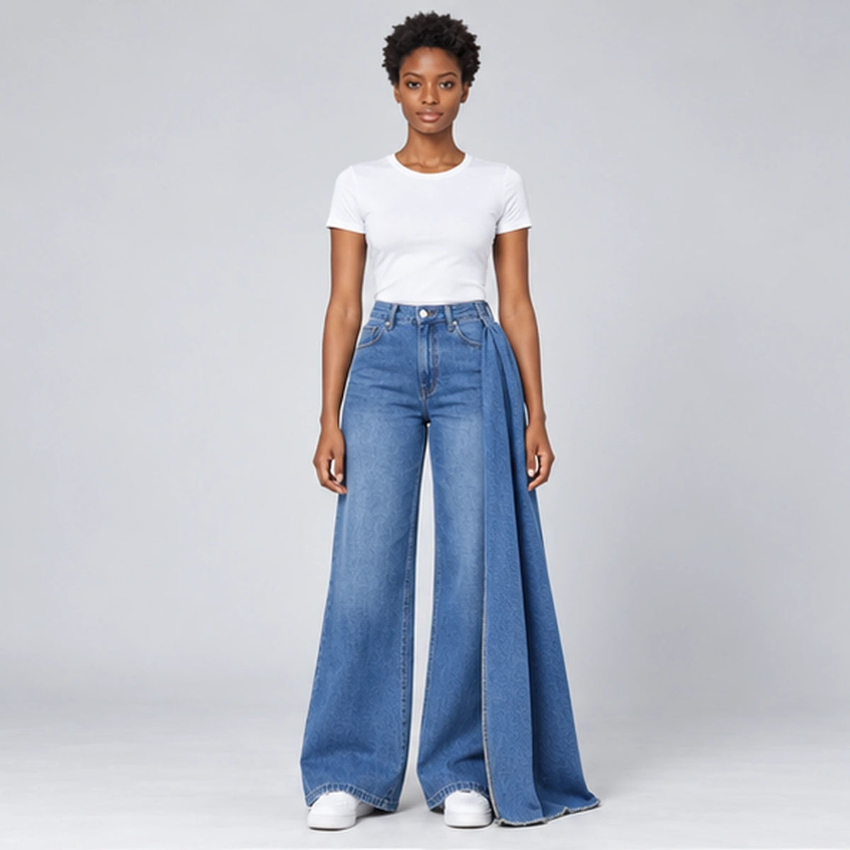 Jean large bleu délavé à panneau drapé latéral, vue de face portée sur mannequin africaine