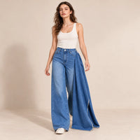 Jean large bleu à panneau drapé latéral porté en marche