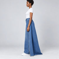 Jean large bleu délavé avec panneau latéral long, vue de profil