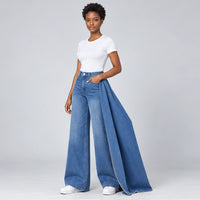 Jean large bleu à panneau drapé latéral, vue trois-quarts révélant le pan de denim