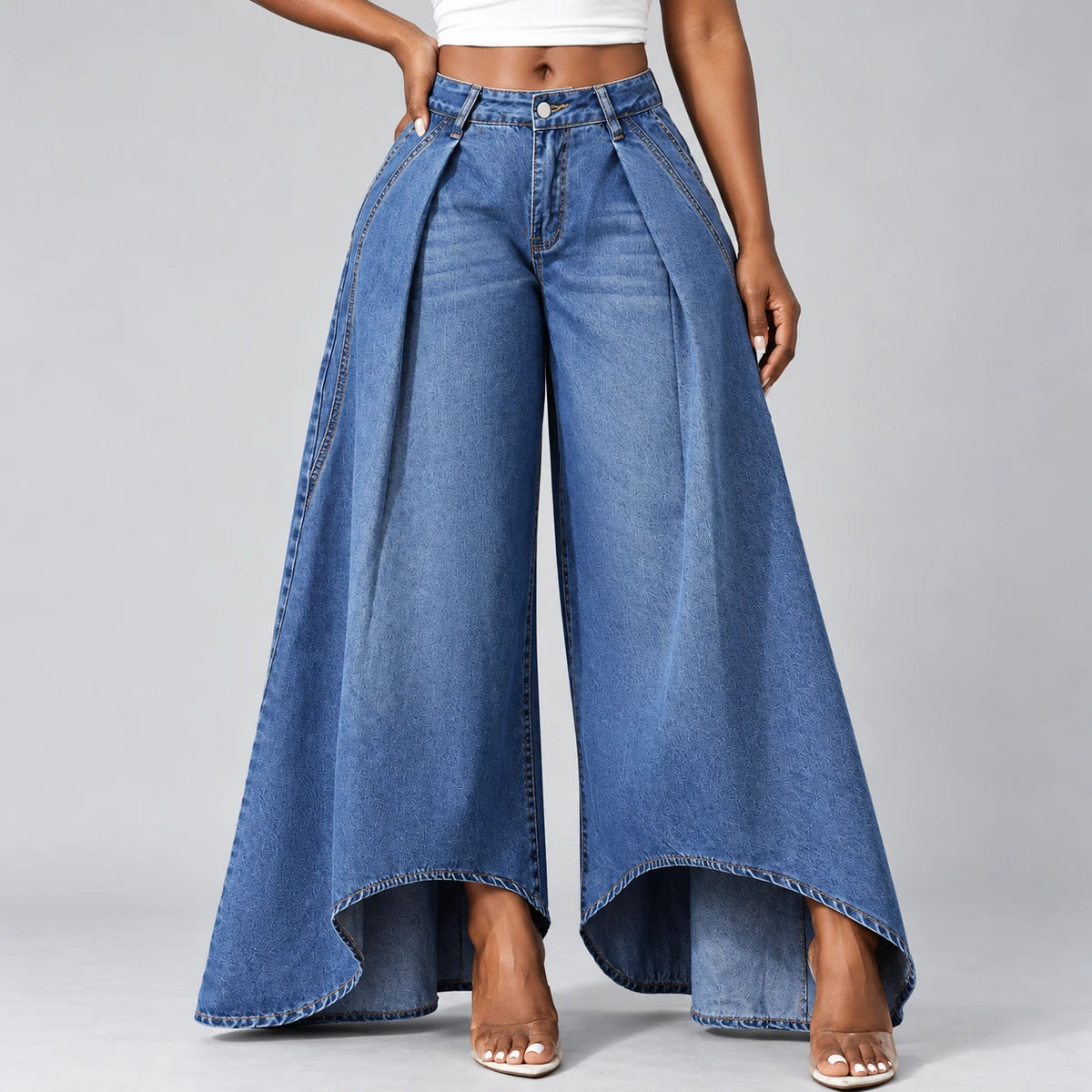Détail de la taille haute plissée et du panneau en denim fendu