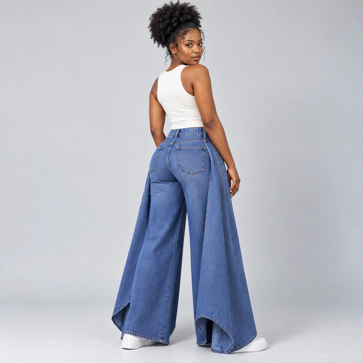 Vue arriére du jean large bleu à jambes et panneaux superposés