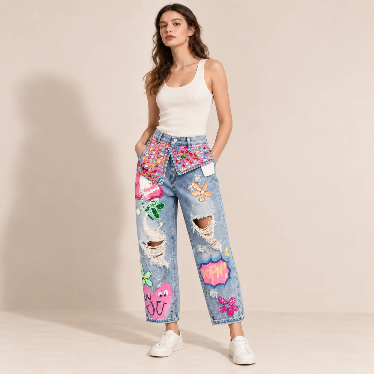 Jean large bleu clair orné de patchs et de strass multicolores, vue de face