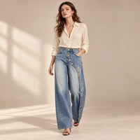 Jean large bleu vintage à rangée de boutons métalliques diagonaux, vue de face