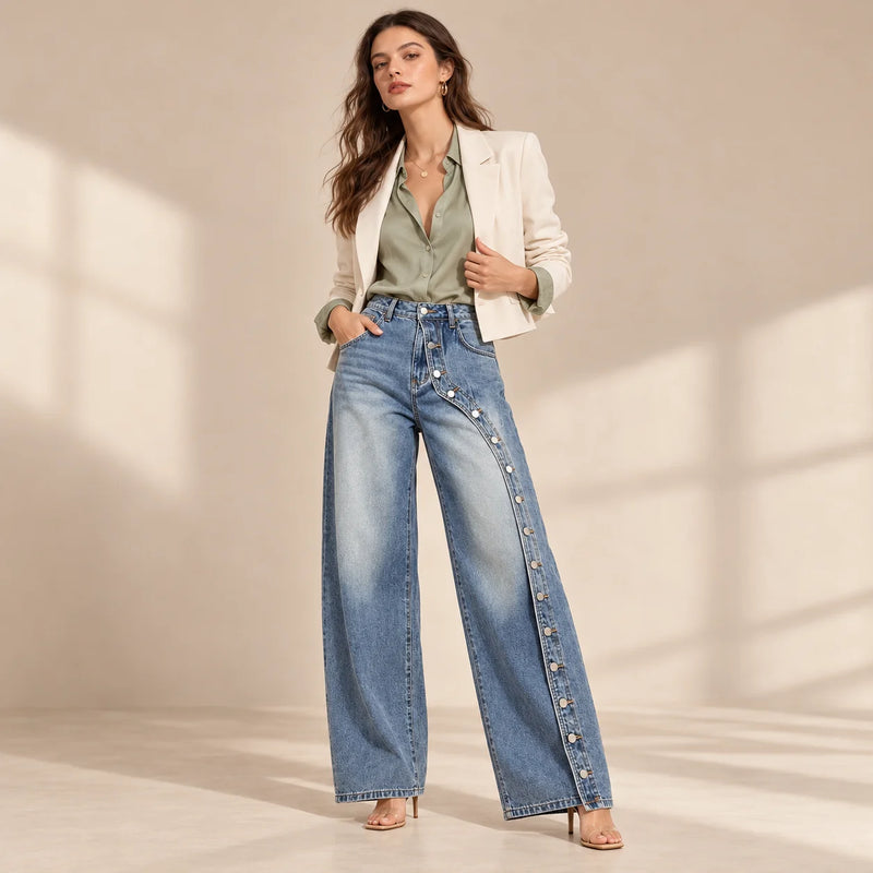 Jean femme large bleu vintage avec boutons sur la jambe porté en mouvement