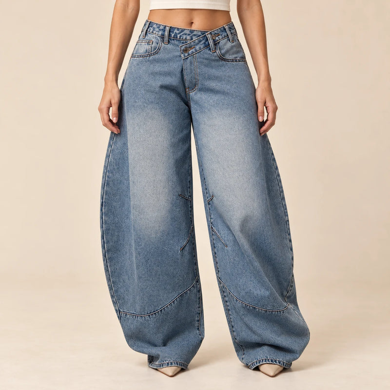 Détail de la ceinture et des coutures courbes du jean bleu vintage