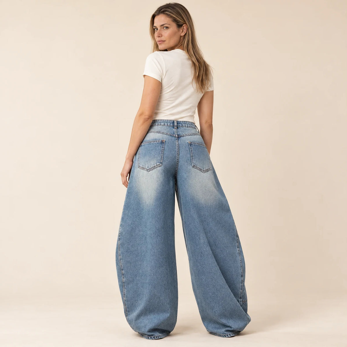 Dos du jean large bleu vintage avec deux poches plaquées