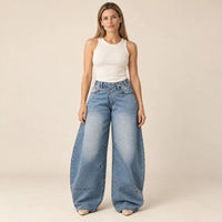 Jean large bleu vintage à ceinture asymétrique vu de face