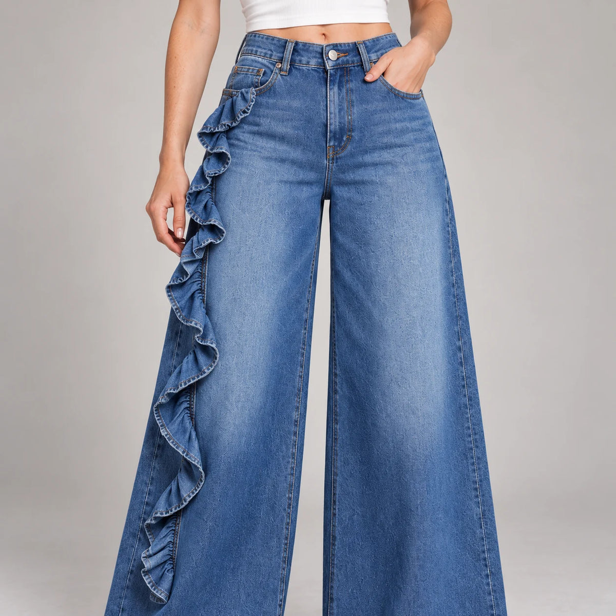 Détail du volant latéral et du denim bleu