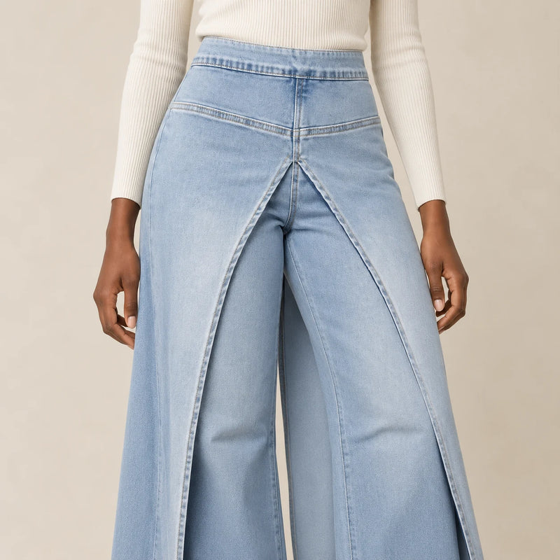 Détail de la double ceinture et des panneaux croisés du jean bleu clair