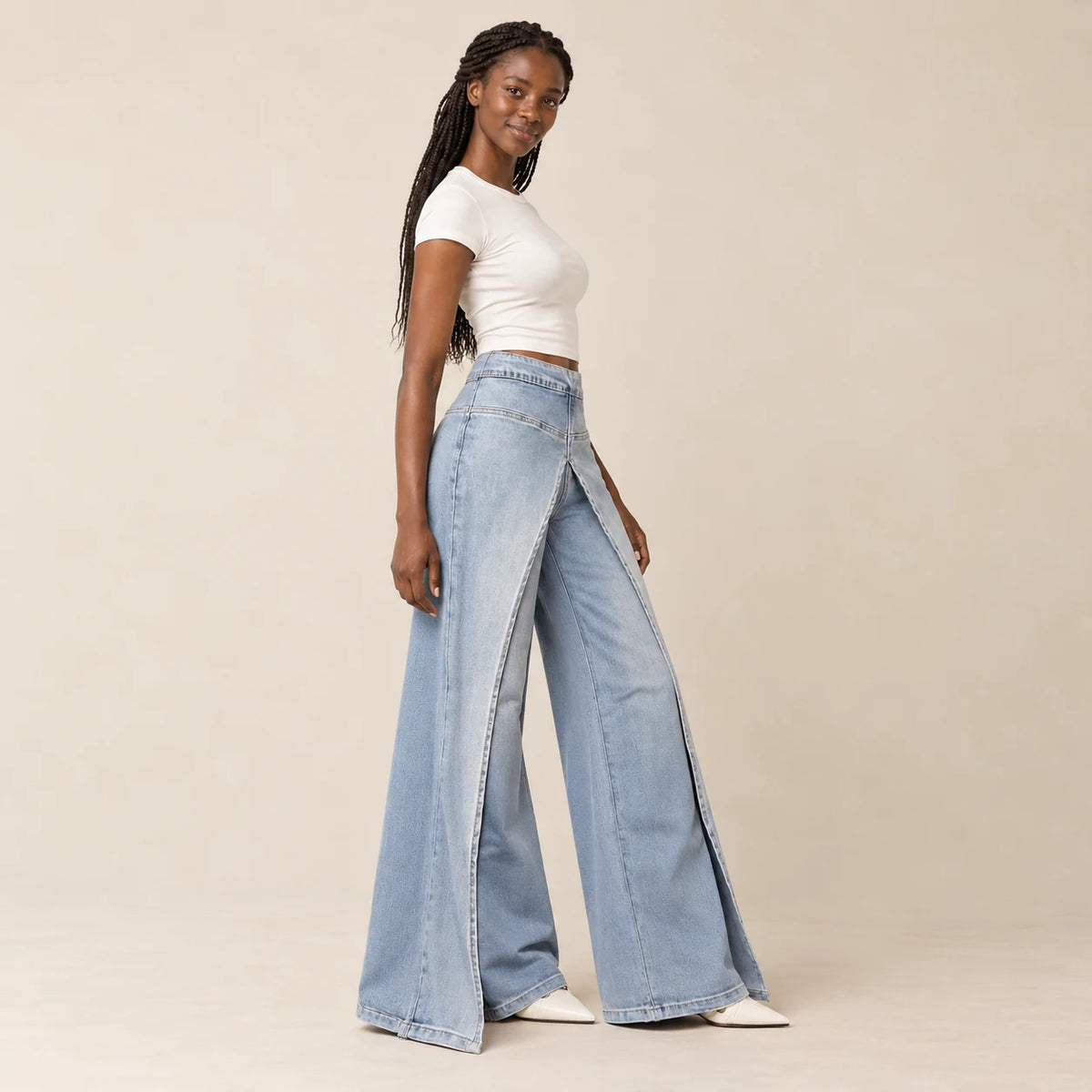 Profil du jean large bleu clair à taille haute et fente frontale