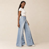 Profil du jean large bleu clair à taille haute et fente frontale