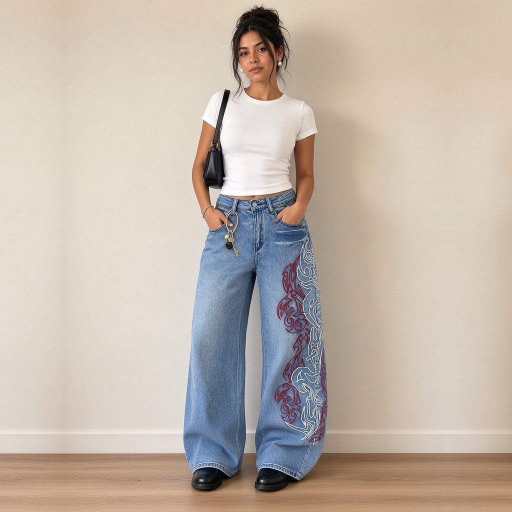 Jean large taille haute à dragon brodé, vue de face en pied – SAKIWÉ