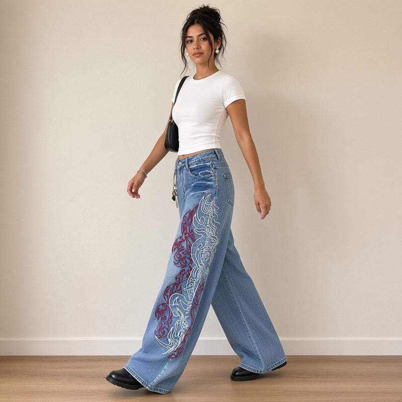 Jean large à dragon brodé, de trois-quarts en marchant – SAKIWÉ