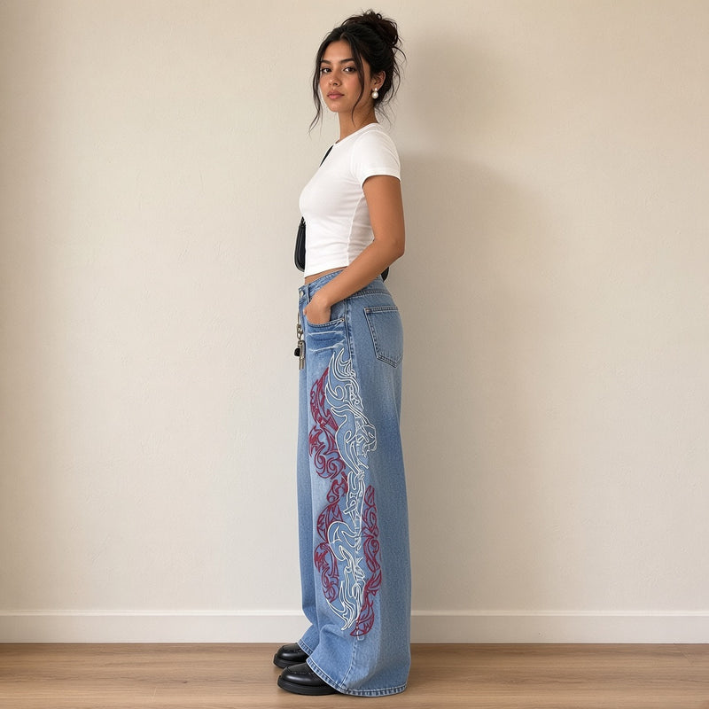 Jean large à dragon brodé, vue de profil – SAKIWÉ