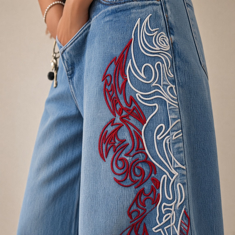 Détail de la broderie dragon rouge et blanche et du grain du denim – SAKIWÉ
