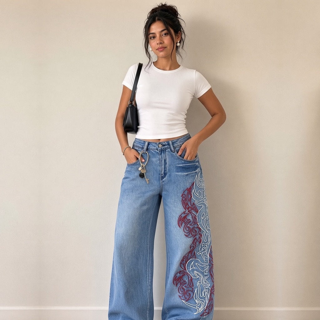 Jean large taille haute à dragon brodé porté, plan jusqu'aux genoux – SAKIWÉ