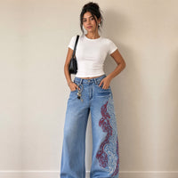 Jean large taille haute à dragon brodé porté, plan jusqu'aux genoux – SAKIWÉ