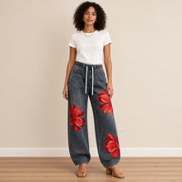 Jean large gris délavé à fleurs rouges, vue de face – SAKIWÉ
