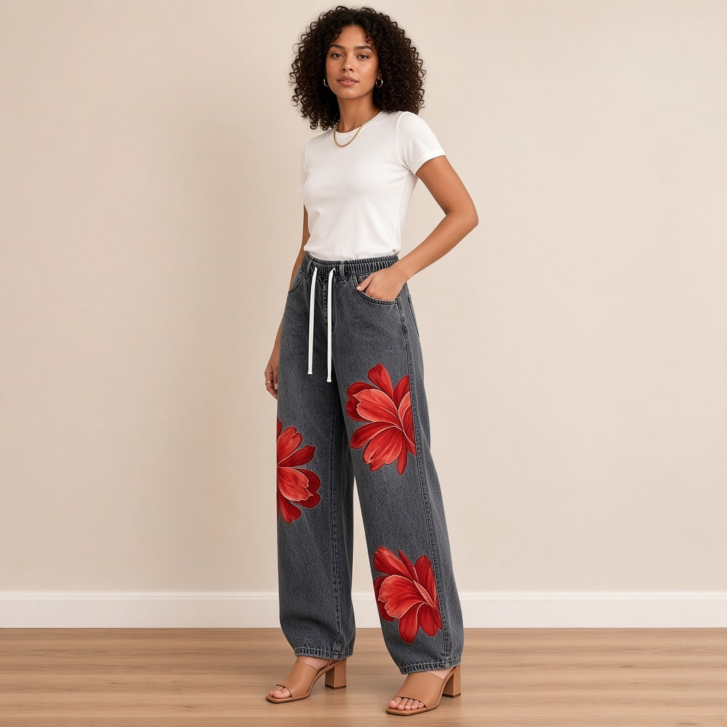 Jean large gris délavé à fleurs rouges, vue de trois-quarts – SAKIWÉ
