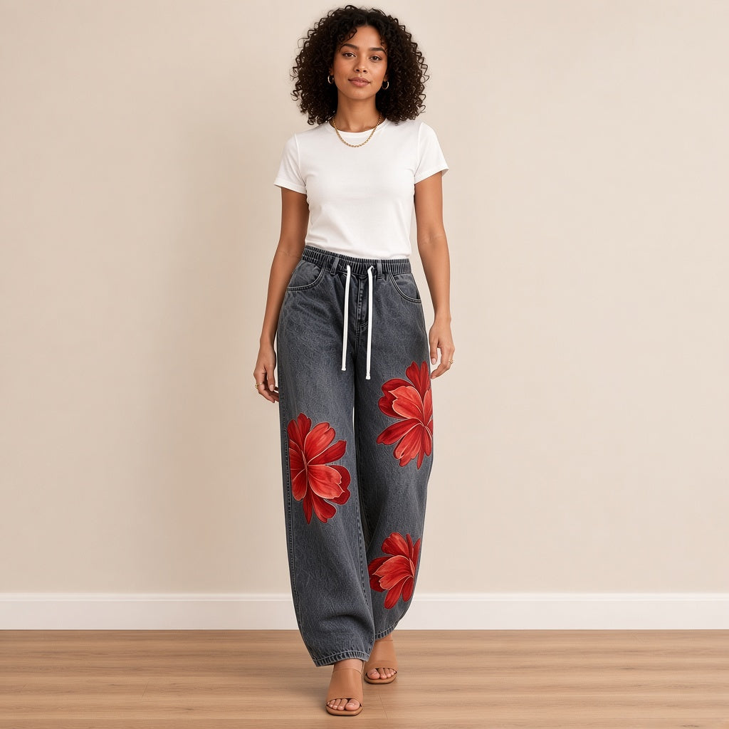 Jean large gris délavé à fleurs rouges, porté en marchant – SAKIWÉ