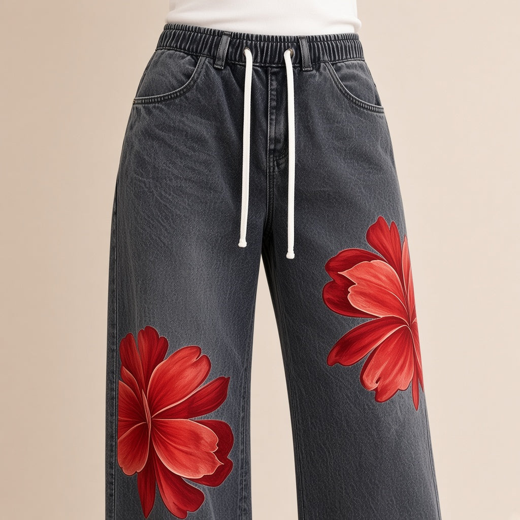 Jean large gris délavé à fleurs rouges, détail taille à cordon et fleurs – SAKIWÉ