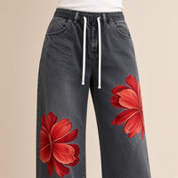 Jean large gris délavé à fleurs rouges, détail taille à cordon et fleurs – SAKIWÉ