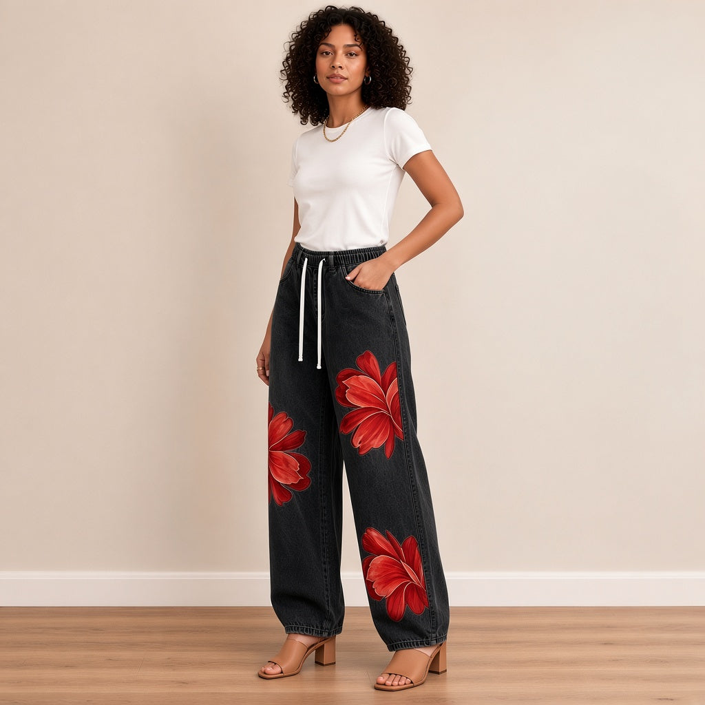 Jean large noir à fleurs rouges, vue de trois-quarts – SAKIWÉ