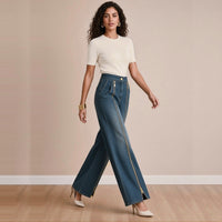 Jean large indigo à zips dorés porté en marchant – SAKIWÉ