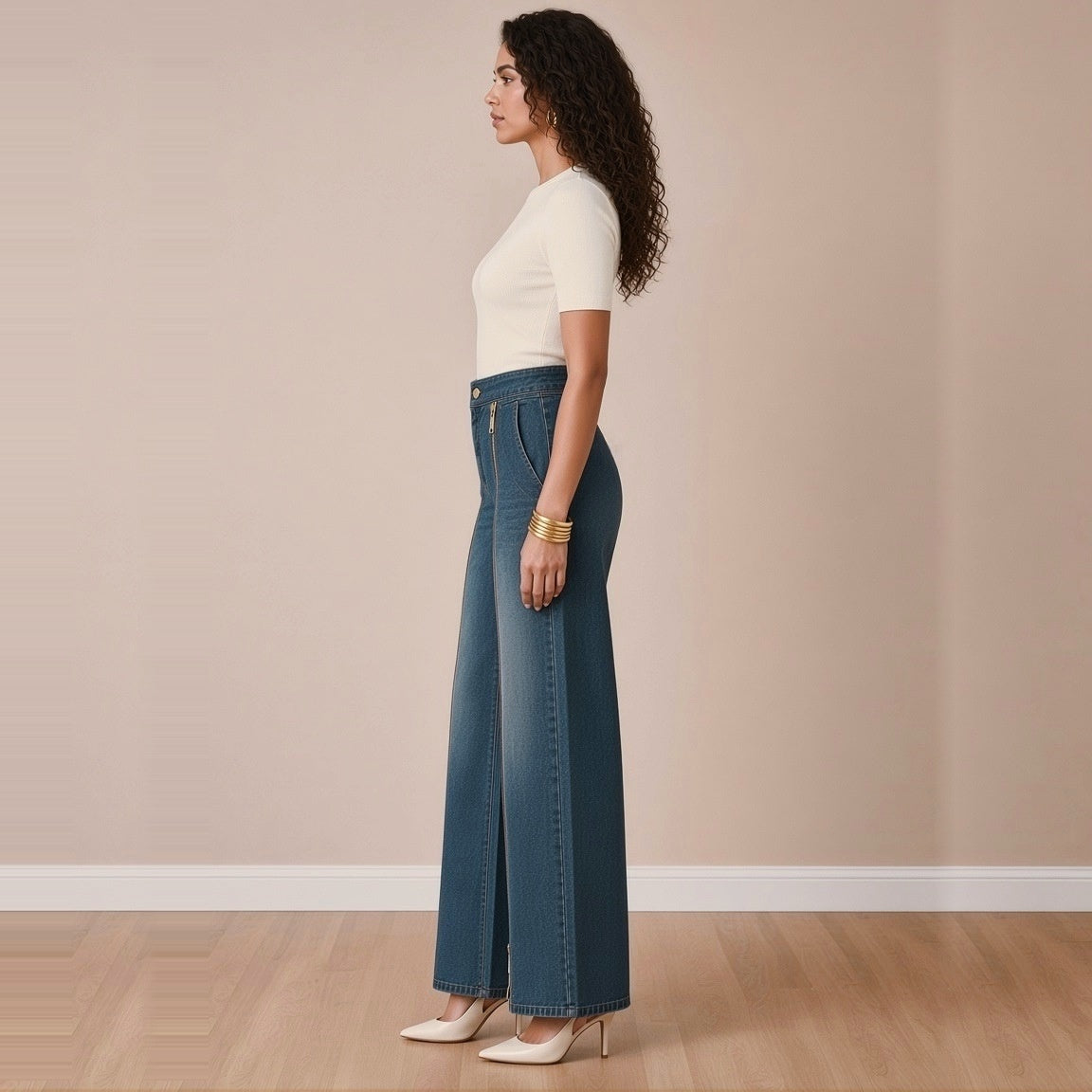 Jean large indigo taille haute, de profil – SAKIWÉ