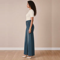 Jean large indigo taille haute, de profil – SAKIWÉ
