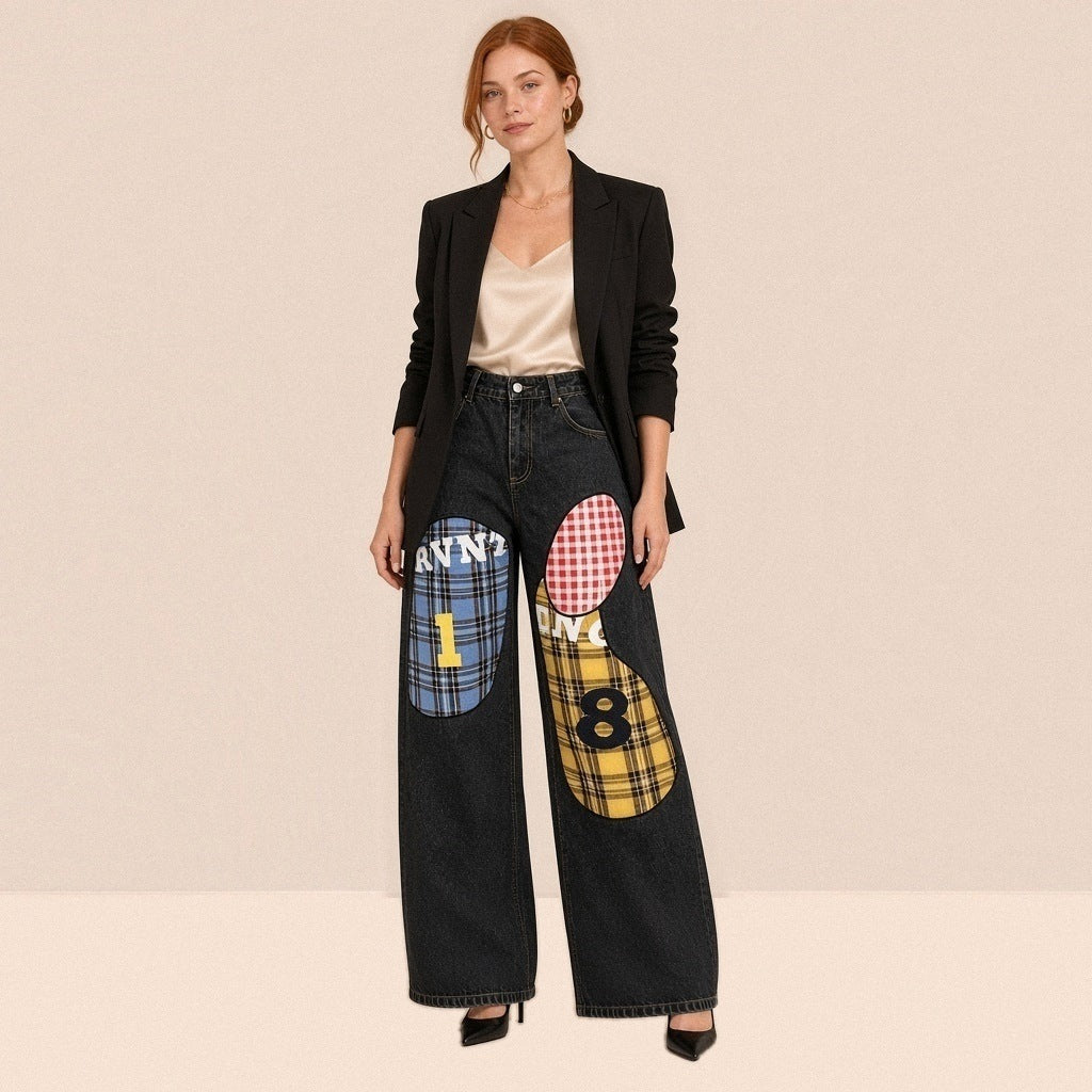 Jean large noir à jambe courbe et empiècements à carreaux appliqués, vue de face, top en satin champagne et blazer noir