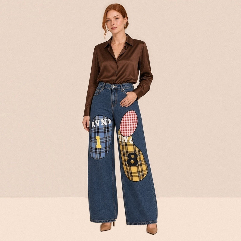 Jean large bleu à jambe courbe et empiècements à carreaux appliqués, vue de face, chemisier en satin chocolat