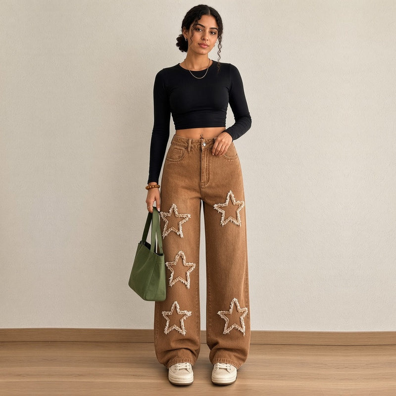 Jean large marron à étoiles effilochées, vue de face en pied – SAKIWÉ