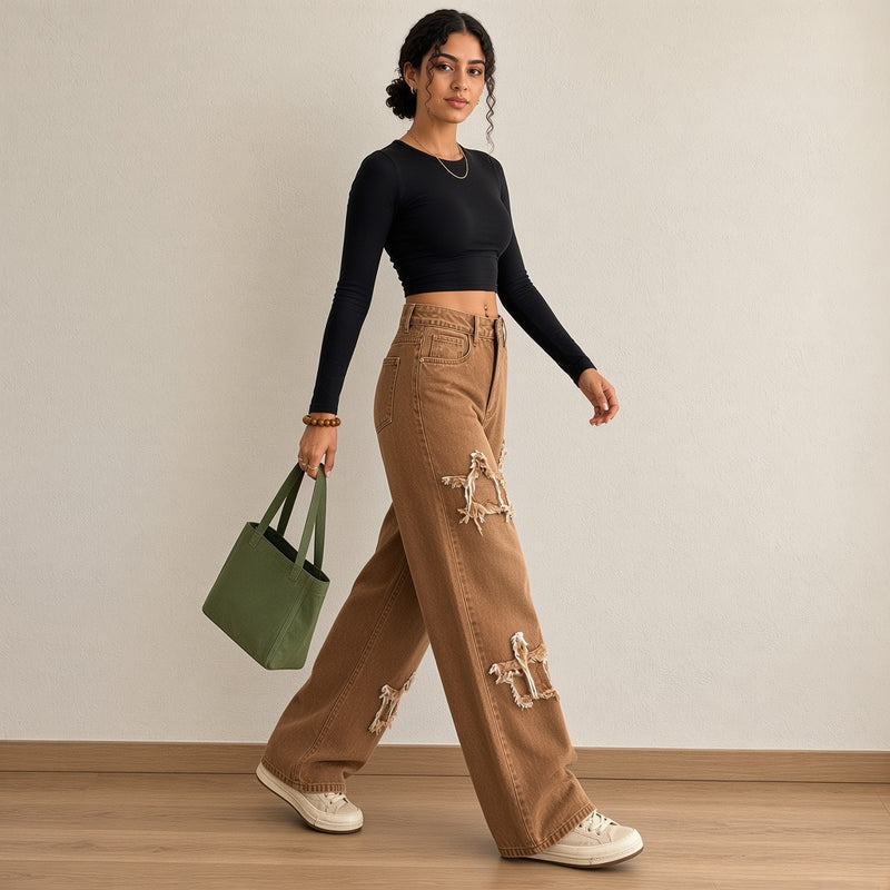 Jean large marron à étoiles effilochées, de trois-quarts en marchant – SAKIWÉ
